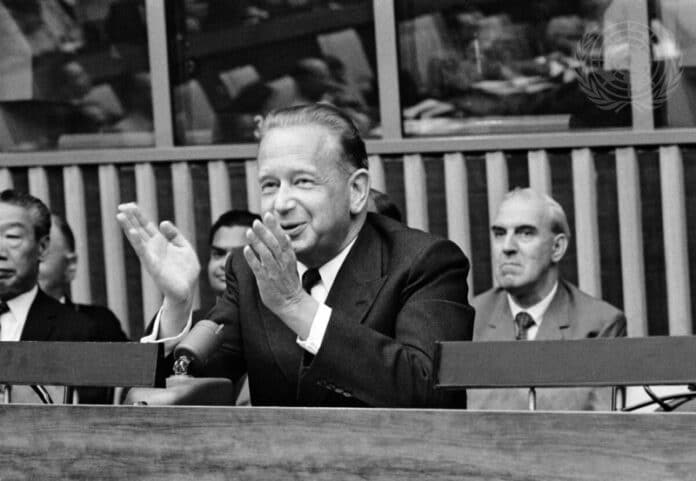 Dag Hammarskjöld holder en pressekonferanse