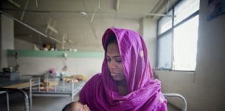 Mãe agarra um bebé no hospital