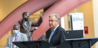 António Guterres står vid ett podium