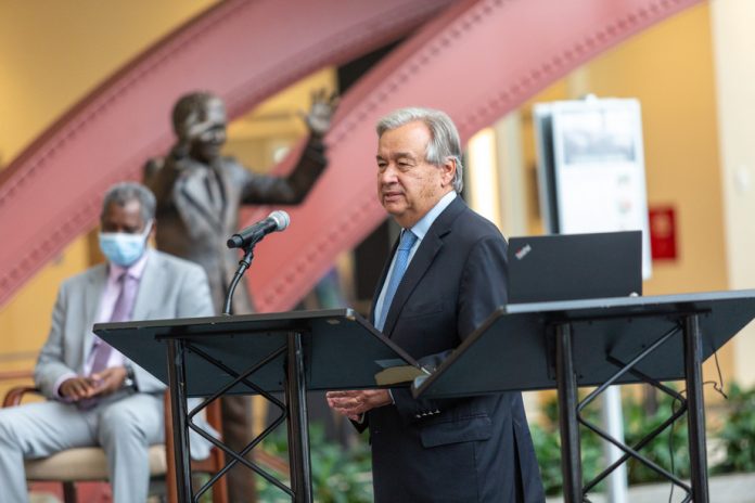 845092 António Guterres står vid ett podium