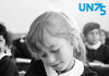 Bilden visar en skolflicka som deltar i en klass vid flyktinglägret Jabal Hussein i Jordanien 1961. Skolan grundades av UNRWA och personal från UNESCO.