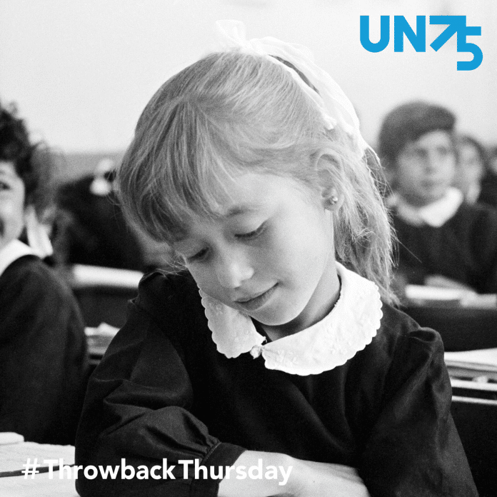 Bilden visar en skolflicka som deltar i en klass vid flyktinglägret Jabal Hussein i Jordanien 1961. Skolan grundades av UNRWA och personal från UNESCO.