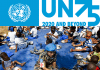 En militärofficer från FN: s stabiliseringsuppdrag i Haiti (MINUSTAH) ger mat till ett barn