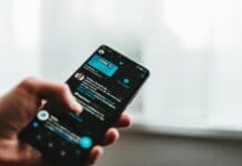 Mobiltelefon med appen Twitter öppen på skärmen