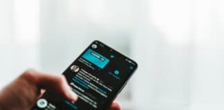 Mobiltelefon med appen Twitter öppen på skärmen