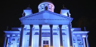 Helsinkis stadshus lyser upp i blått