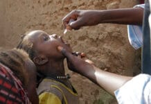 Barn vaccineras mot polio