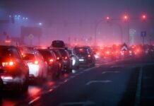 Avgas från bilar fast i traffik