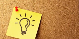 anlsagstavla med post-it med glödlampa, kreativitet och innovation