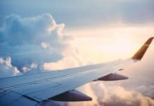 Flygplansvinge i lufte, solnedgång
