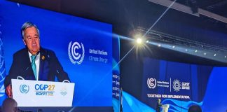Antonio Guterres i talarstolen framför publik