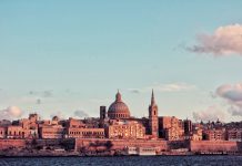 En stadsssilhuett av Malta