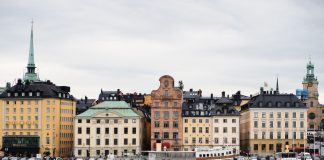 En stadssilhuett över Stockholm med vy över vattnet