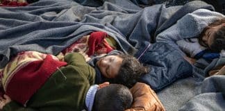 Barn som sover i ett flyktingläger