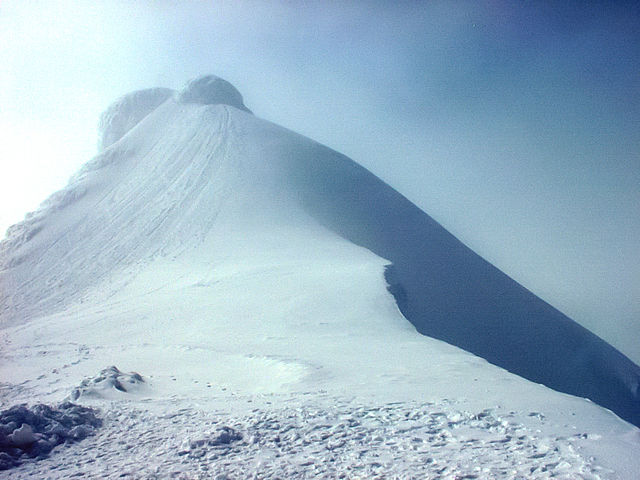 Ett berg täckt av snö