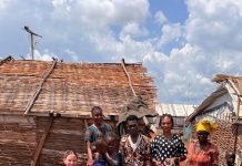 En svensk fredsbevarares gåva till barnen i Sudan En grupp barn och vuxna i en gruppbild