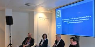 Fyra personer i en panel, en med mikrofon
