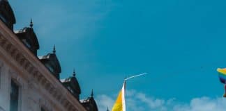 Regnbågsflaggan i gatumiljö, demonstration