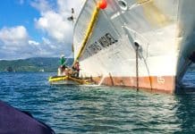 En stor fiskebåt i havet