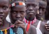 UNHCR uppmanar till gemensam handling när antalet människor som tvingats på flykt slog nytt rekord år 2022 En grupp flickor i närbild