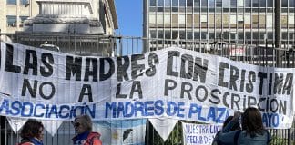 En demonstration med ett stort plakat