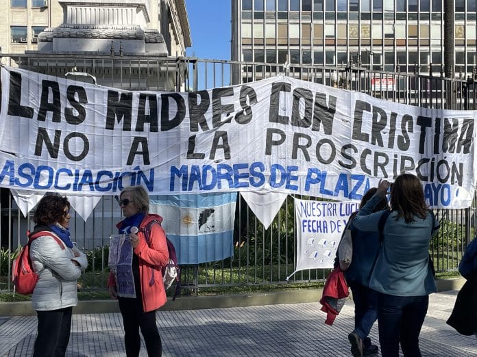En demonstration med ett stort plakat