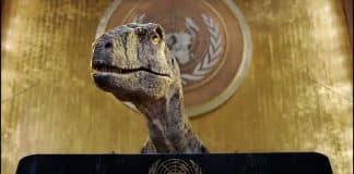 En dinosaure i en talarstol