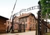 En stor byggnad med texten Arbeit Macht Frei ovanför ingången