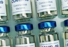 Vaccinflaskor med texten covid 19