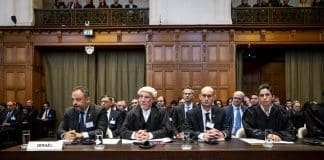 En samling juridiska representanter i ett officiellt sammanhang