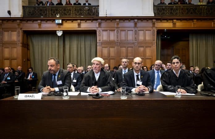 En samling juridiska representanter i ett officiellt sammanhang