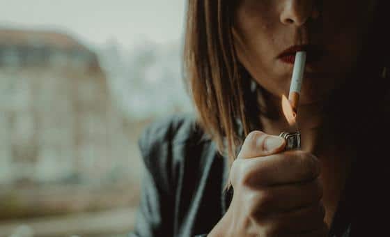 En kvinna som tänder en cigarett