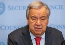 En man i kostym som talar