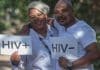 En man och en kvinna med varsitt papper med texten HIV+ och HIV-