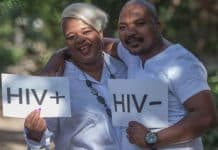 En man och en kvinna med varsitt papper med texten HIV+ och HIV-