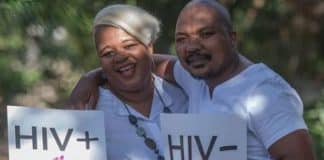 En man och en kvinna med varsitt papper med texten HIV+ och HIV-