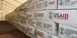 USAIDs logo på lådor