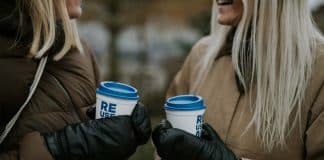 Två kvinnor med kaffekoppar