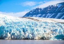 En snötäckt glaciär