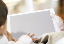 En baby med en läsplatta