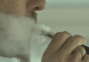 En man som röker en e-cigarett