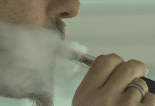 En man som röker en e-cigarett