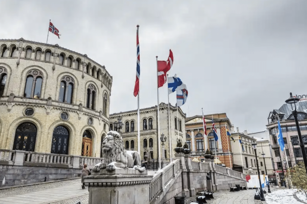 Fasaden av en stor offentlig byggnad