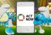 Smurfarna som håller i en telefon där det står Act Now