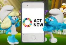 Smurfarna som håller i en telefon där det står Act Now