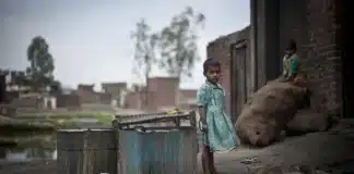 Barn-slumområde-Shivnagar Mohalla-UNICEF-Niklas Hallen