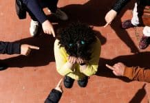 girl-bullying-La-Fabbrica-Dei-Sogni-Unsplash