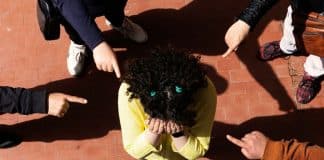 girl-bullying-La-Fabbrica-Dei-Sogni-Unsplash