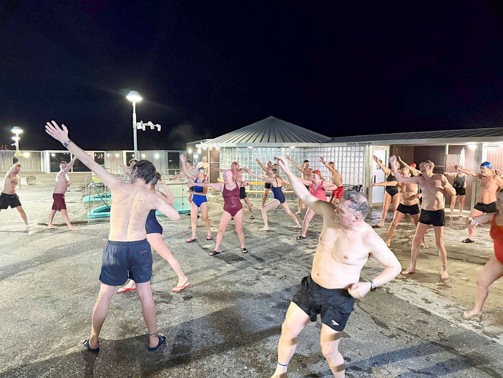 Människor i badkläder runt en pool