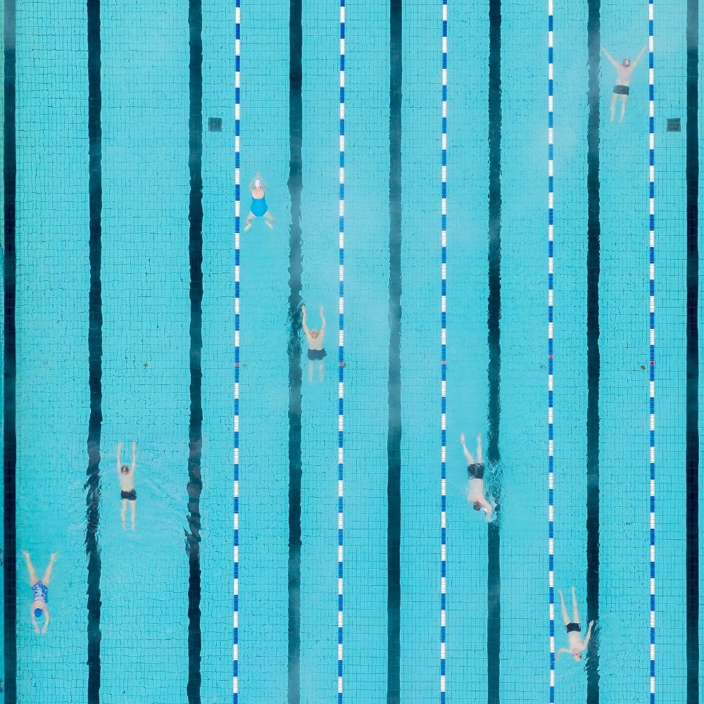 En simbassäng sedd ovanifrån